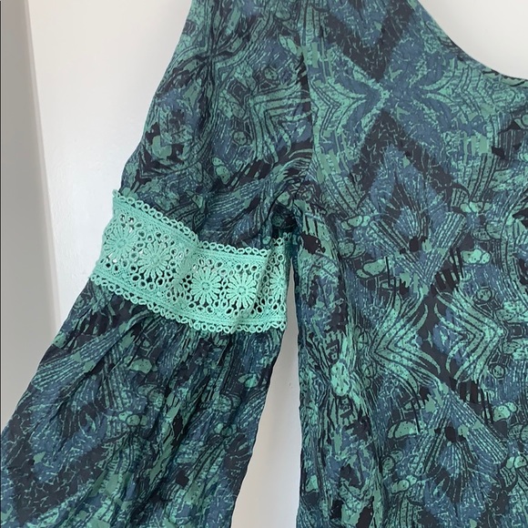 SUN & SHADOW Print Bell Sleeve Shift Dress - Picture 4 of 11